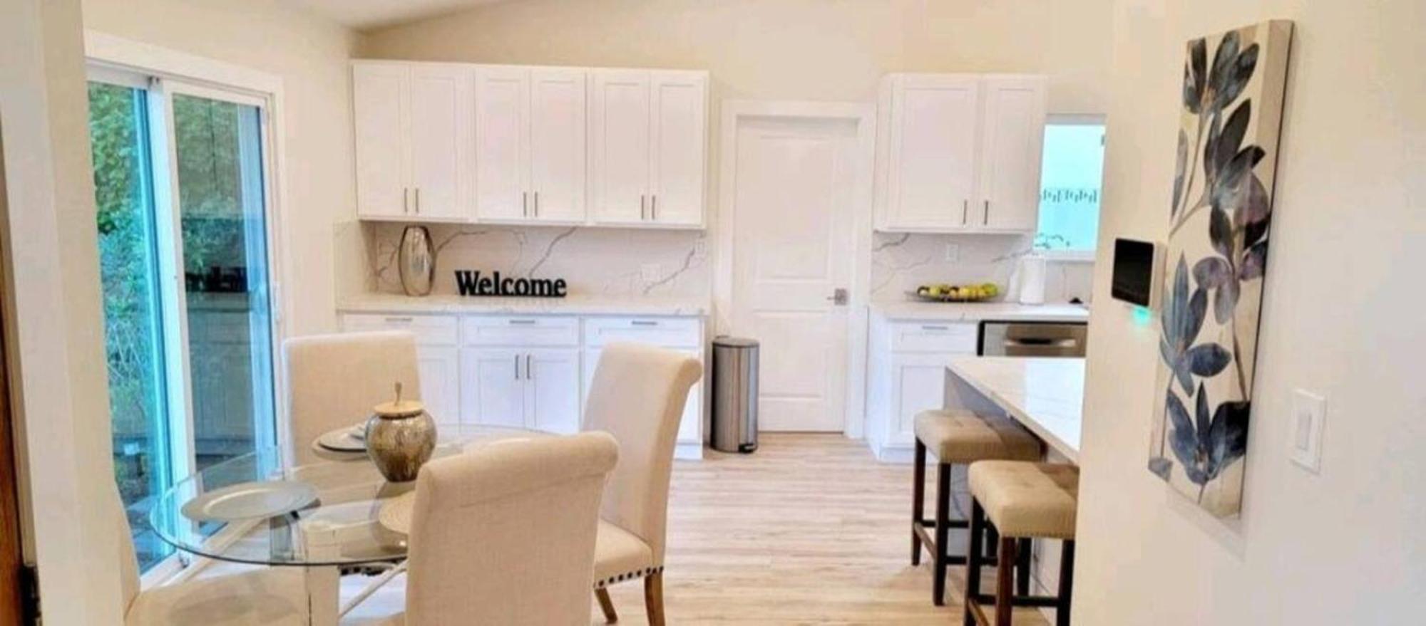 Ferienhaus Spacious 4bed 2bath, Gated Pool, Wi-fi, Garage