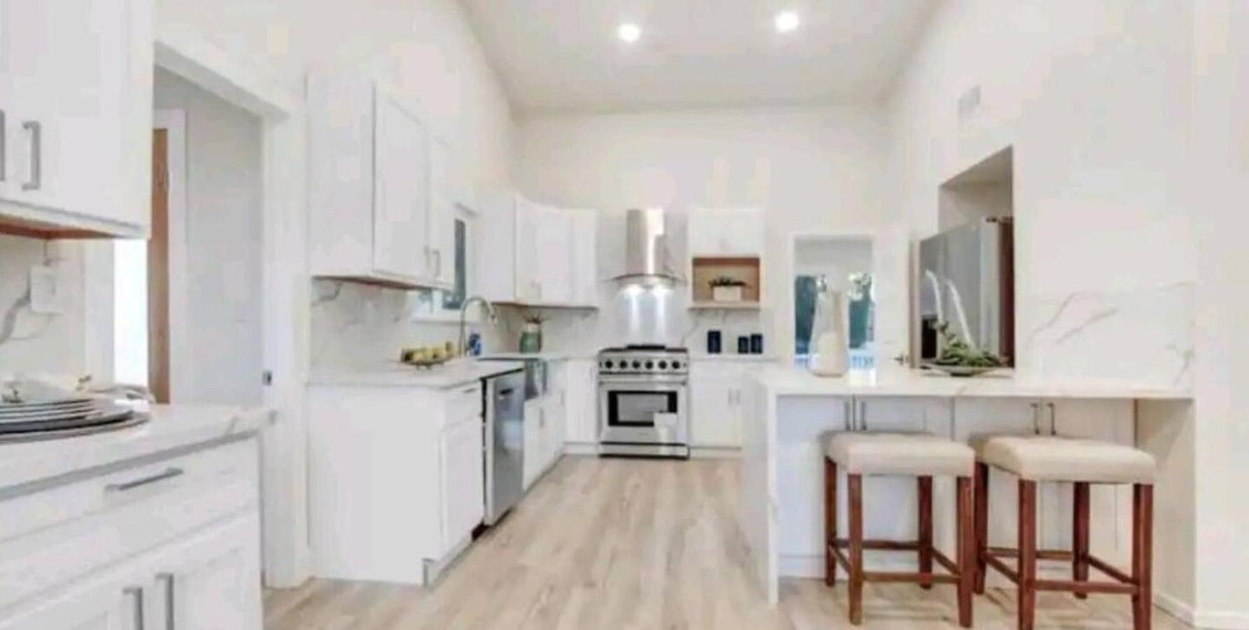 Spacious 4bed 2bath, Gated Pool, Wi-fi, Garage Ferienhaus