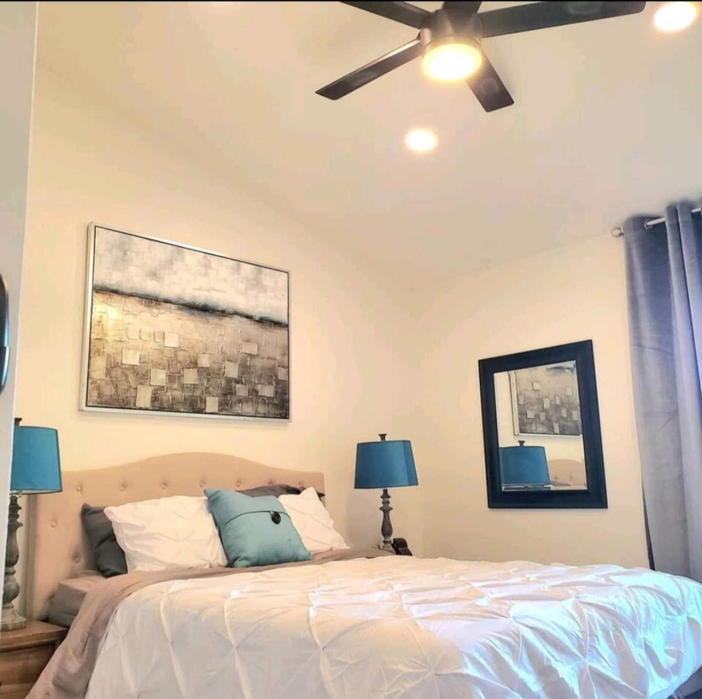 Spacious 4bed 2bath, Gated Pool, Wi-fi, Garage Hébergement de vacances *