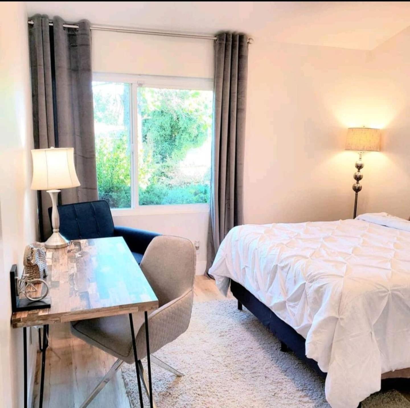 Spacious 4bed 2bath, Gated Pool, Wi-fi, Garage Hébergement de vacances