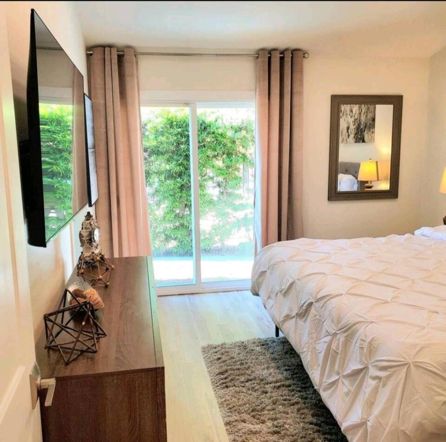 Hébergement de vacances Spacious 4bed 2bath, Gated Pool, Wi-fi, Garage Los Angeles