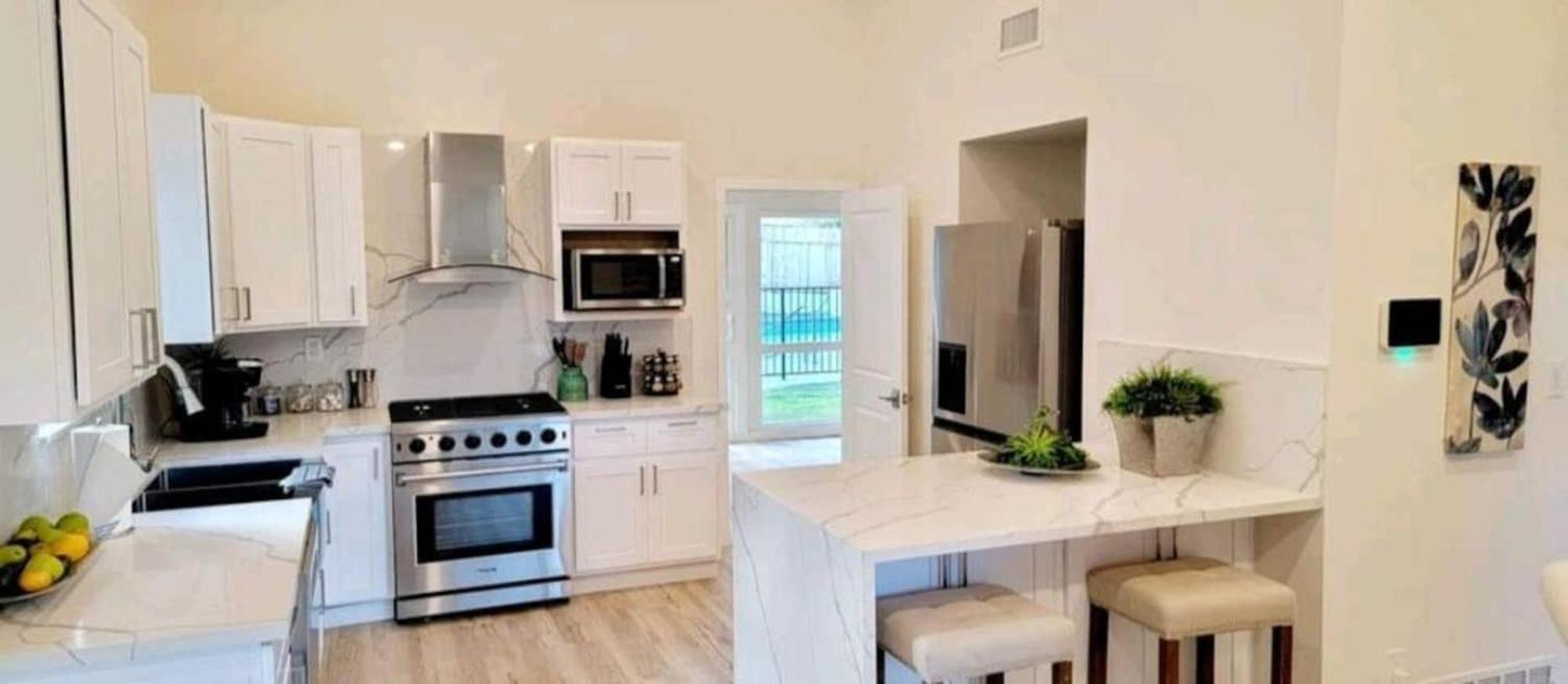 Hébergement de vacances Spacious 4bed 2bath, Gated Pool, Wi-fi, Garage