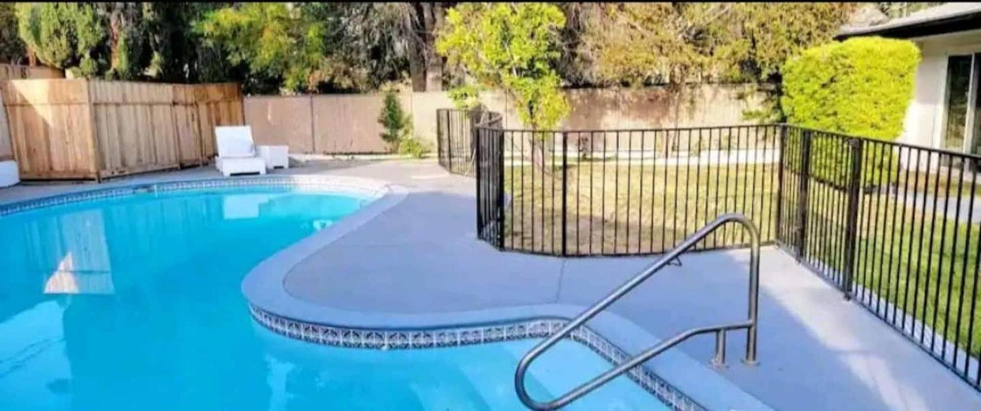 Spacious 4bed 2bath, Gated Pool, Wi-fi, Garage Hébergement de vacances *