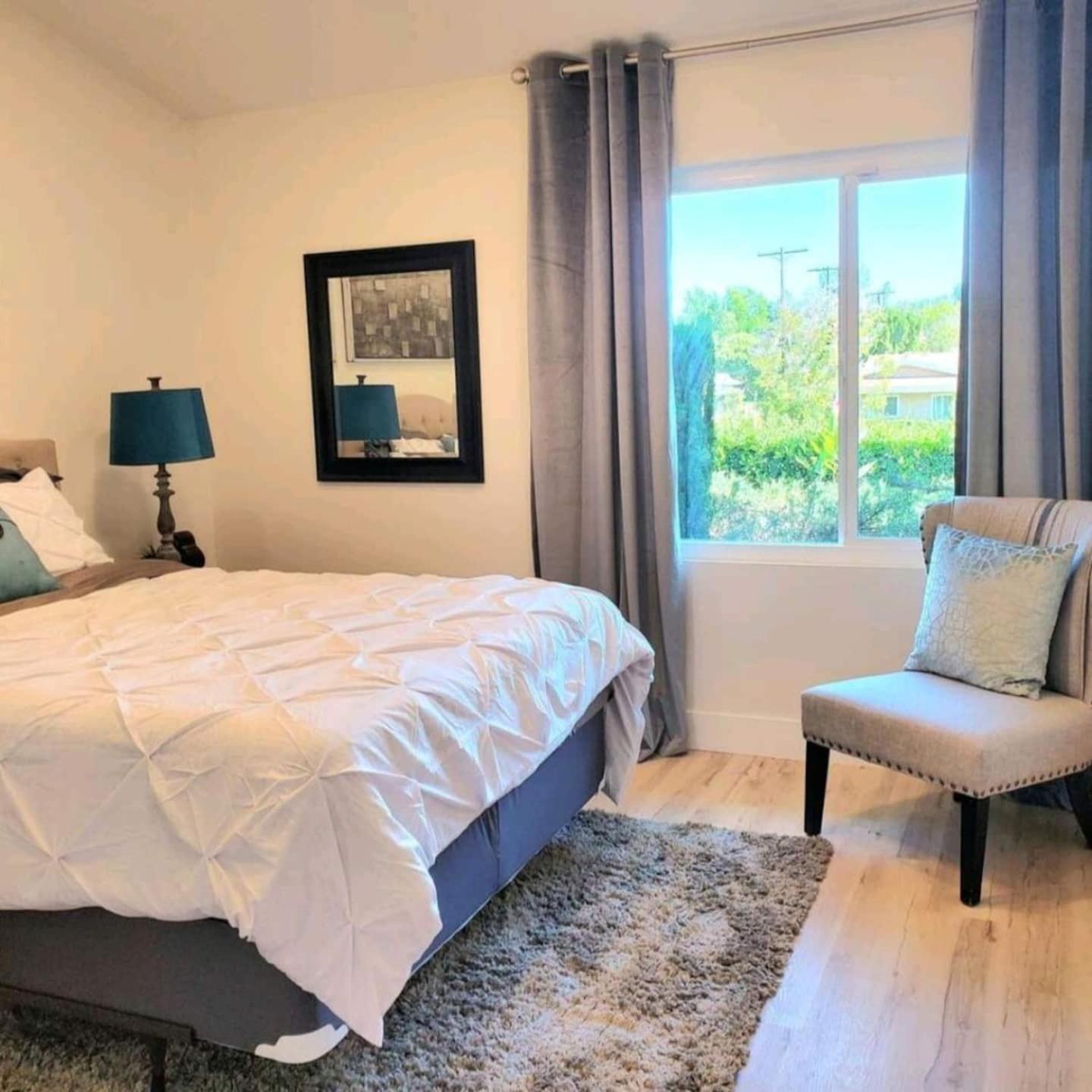 Spacious 4bed 2bath, Gated Pool, Wi-fi, Garage Hébergement de vacances Los Angeles